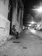 Marce en la calle inclinada
