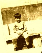 Marce niño en sepia