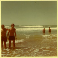 Marce y Oski en el mar 2